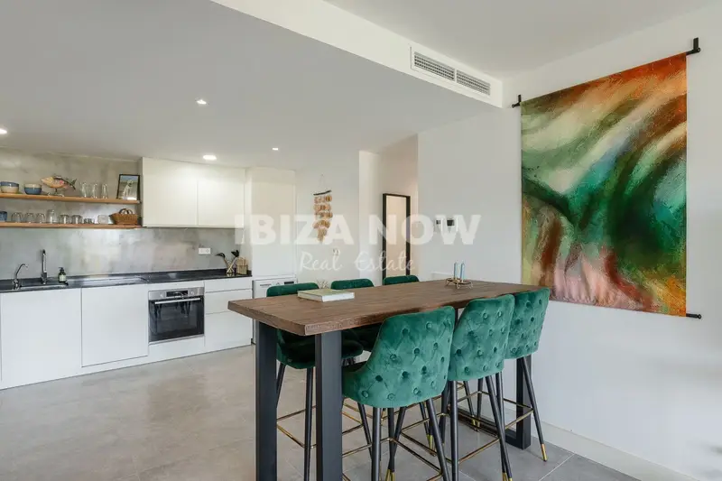 Apartamento Cala Vadella Ibiza: Vistas al Mar y Piscina