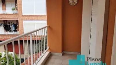 Chalet en Venta en Ampuero - 3 Habitaciones, Jardín y Garaje