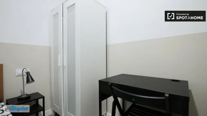 Cómoda habitación en alquiler en apartamento de 6 habitaciones en el Raval.