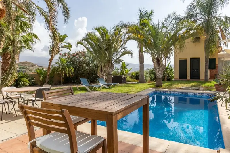 Venta Casa con Garaje y Gran Producción de Aguacate en Minasierra