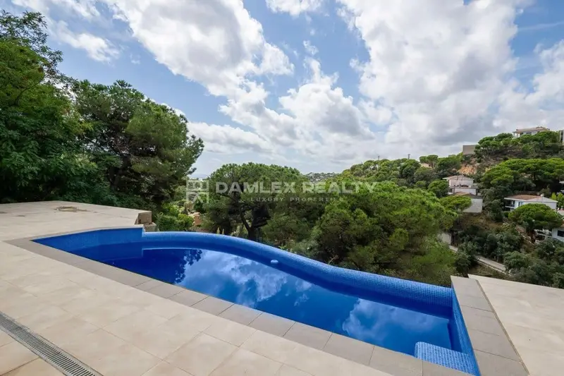 Chalet de Lujo con Vistas al Mar en Girona