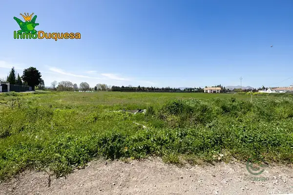 Cortijo Urbano en Granada con Finca de 90 Marjales
