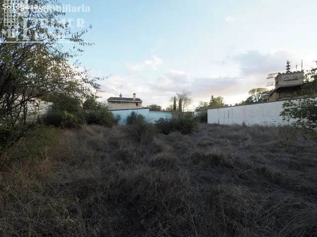 Solar en Esquina con 1530m2 de Suelo y Nave