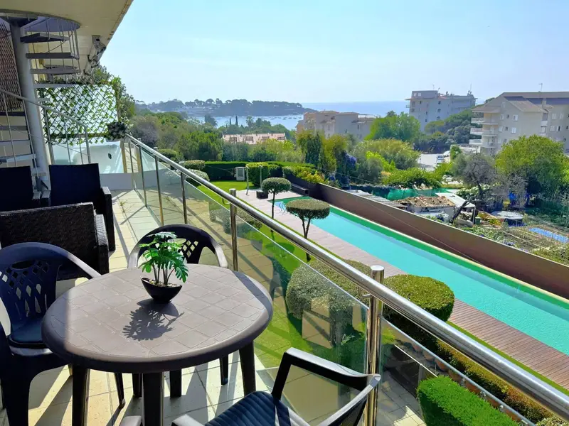 Ático en S Agaro con Vistas Panorámicas y Piscina