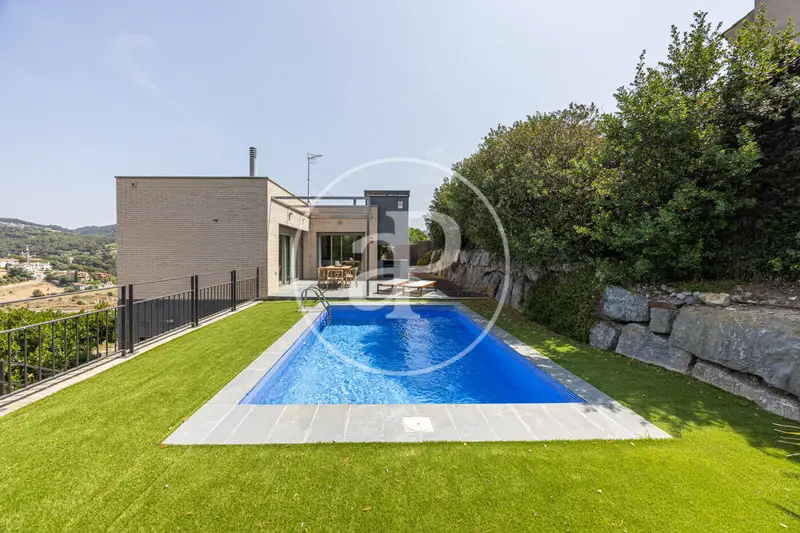 Casa en Alella con Vistas Panorámicas y Piscina
