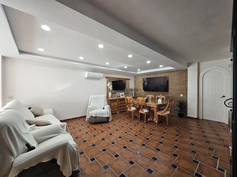Venta Casa con Patio en Sur Aguadulce 4 Dormitorios 3 Banos Garaje Ascensor