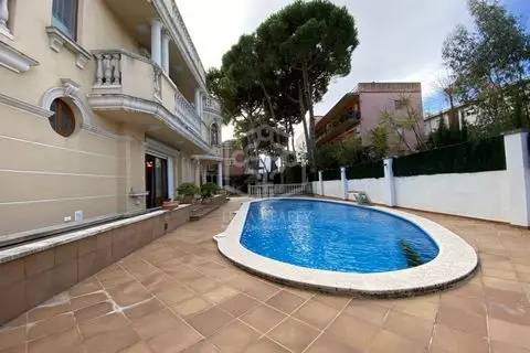 Chalet de Lujo en Castelldefels Playa 6 Dormitorios Piscina