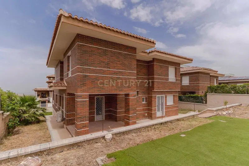 Chalet de Lujo en Venta en Los Altos de la Zubia Granada