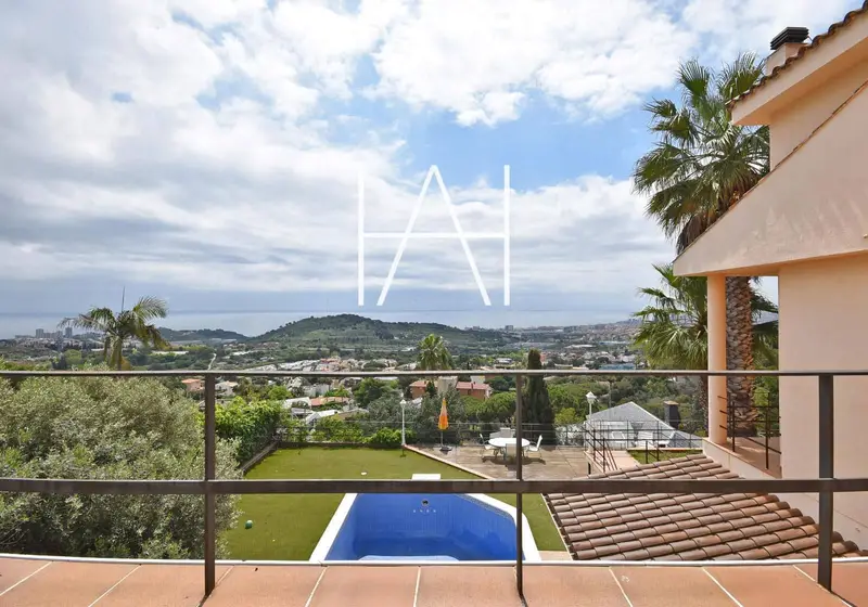 Chalet en venta en Mas Ram Badalona con vistas al mar