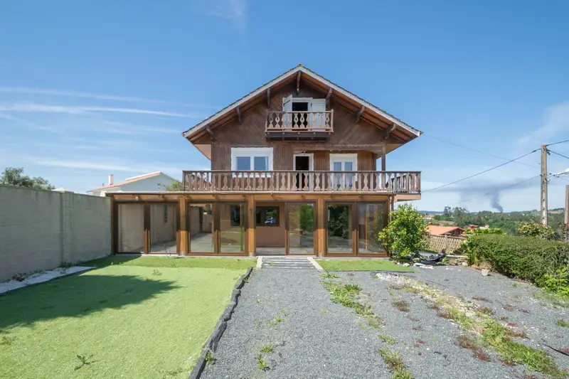 Casa en Bribes Cambre con Jardin Piscina y Placas Solares