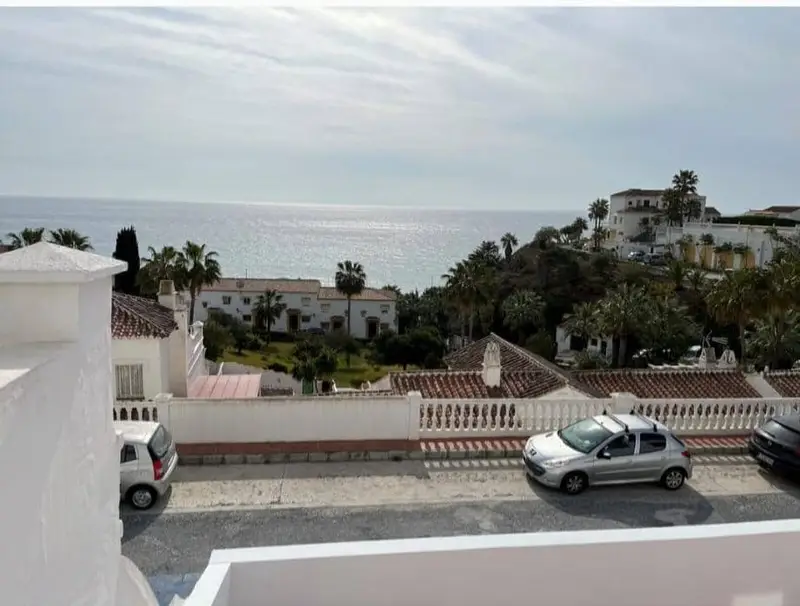 Dúplex en Torrox Costa con Vistas al Mar y Piscina