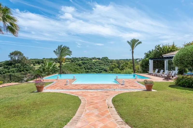 Villa de Lujo en Sotogrande Alto con Vistas al Mar y al Golf