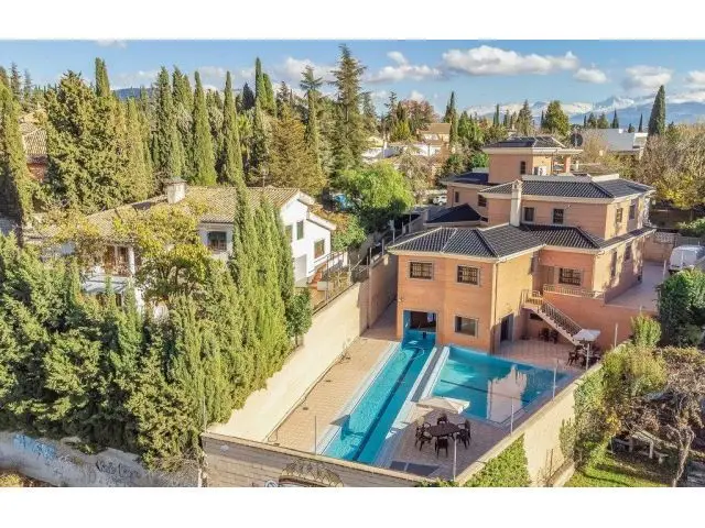 Chalet de Lujo con Seguridad en Cortijo del Aire Granada