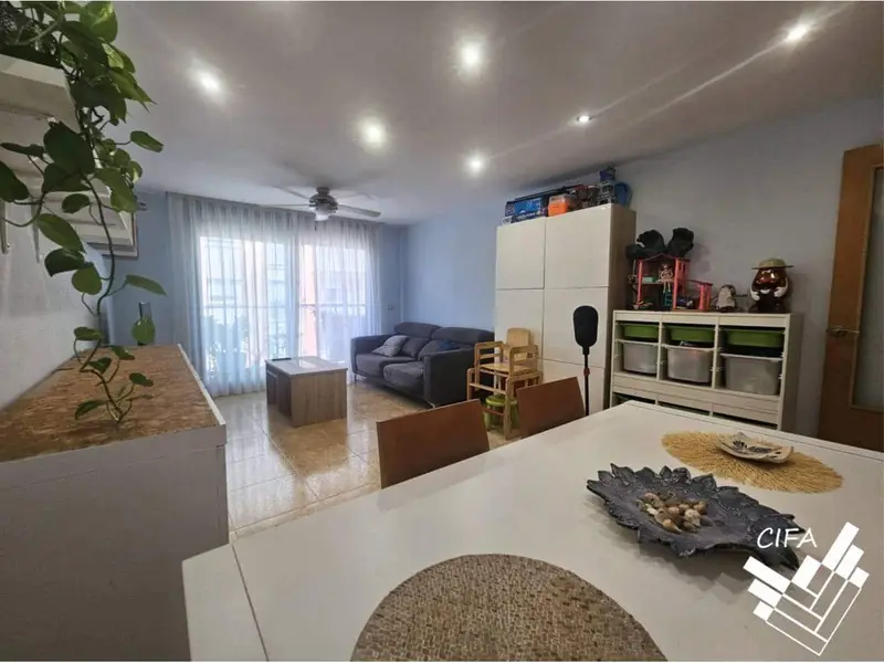 Piso en Vinaròs para Familias: Amplio, Luminoso y con Patio