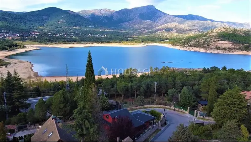 Chalet de Lujo en Navacerrada con Vistas a la Sierra