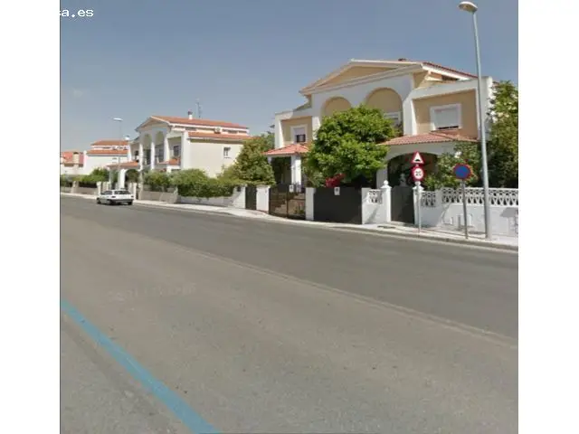 Chalet Amueblado con Piscina y Pista de Tenis