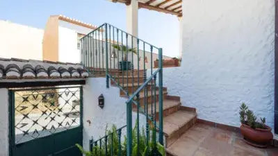 Chalet con Piscina y Vistas Despejadas