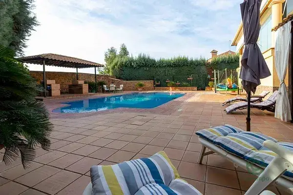 Chalet en Los Montitos con Piscina Privada y Vistas a la Ciudad