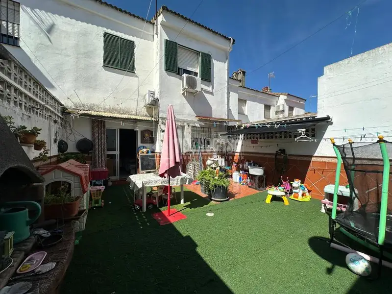 Casa Adosada en Dos Hermanas con Jacuzzi y Patio