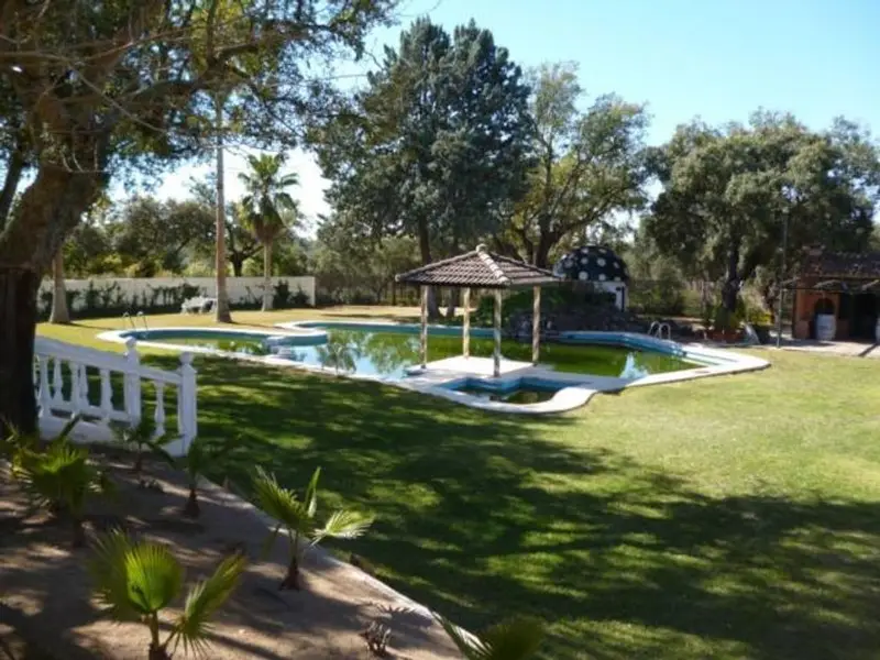 Chalet en Venta en Badajoz Finca con Piscina y Pista de Tenis