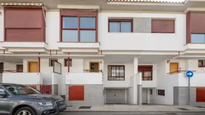 Adosada en Armilla 187m2 3 dormitorios 2 baños Garaje Patio
