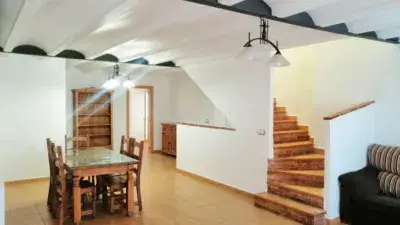 Casa en Buñol: Encanto Rústico y Confort Moderno