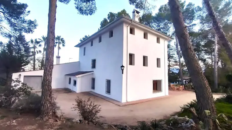 Chalet en Venta Ontinyent con Piscina y Gran Almacén