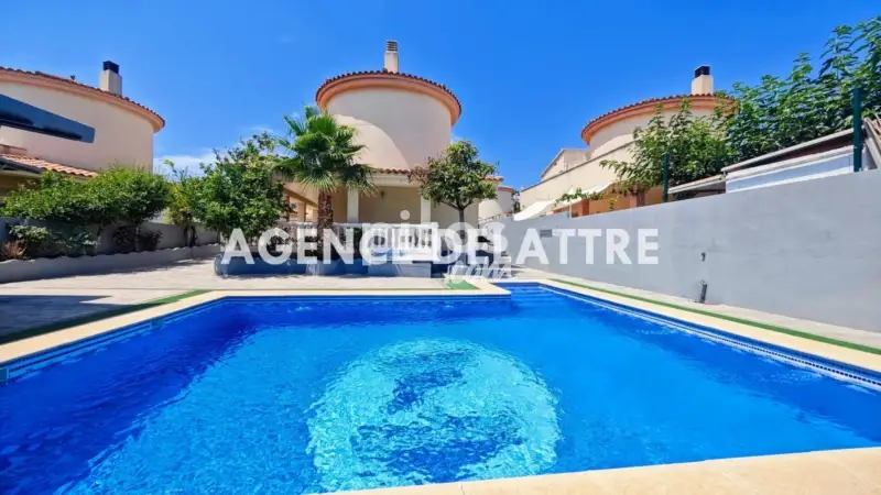 Chalet con Piscina Privada Cerca de la Playa en Peñíscola