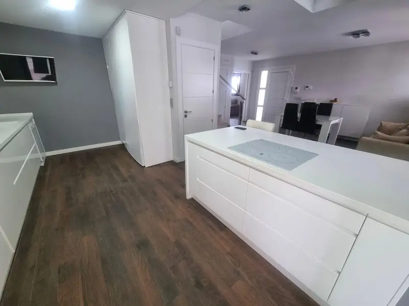 Casa Aislada en venta. Exclusiva vivienda con 6 dormitorios, 6 baños, piscina privada y patio exterior. Hogar sostenible con placas solares y geotermia.