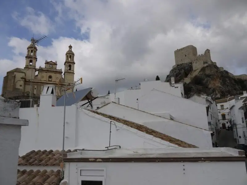 Adosado en Olvera con Garaje y Vistas Impresionantes