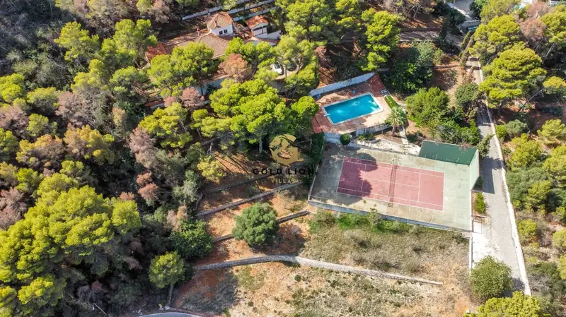 Chalet en Las Rotas Denia a Reformar con Piscina y Pista de Tenis