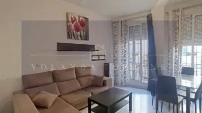 Piso en Venta en Centro Amueblado con Terraza y Garaje