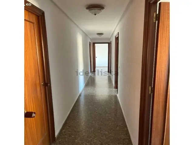 Amplia Vivienda En La Zona De San Blas.