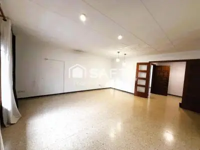 Casa con Local Comercial y Gran Potencial en Pineda de Mar