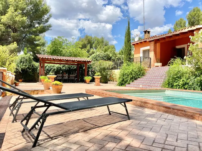 Venta Chalet con Piscina en Urbanizacion Terol Tibi