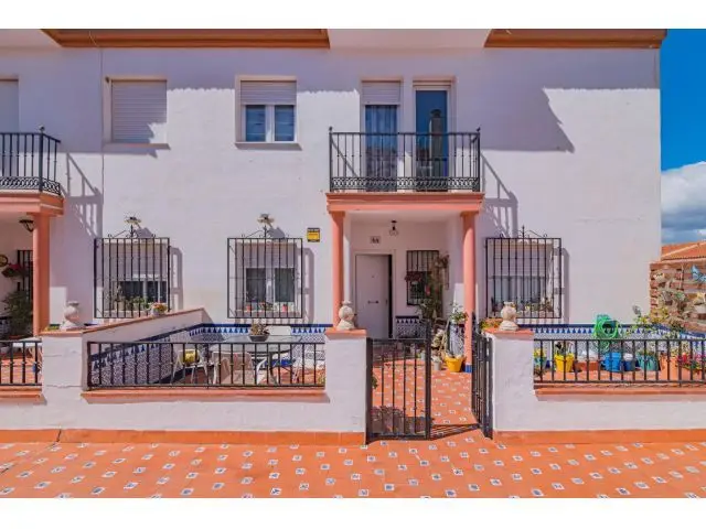Casa Adosada en Las Gabias con Terraza y Vistas a Sierra Nevada