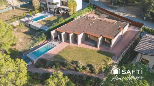 Casa de Ensueño en Girona: Lujo, sostenibilidad y vistas al bosque