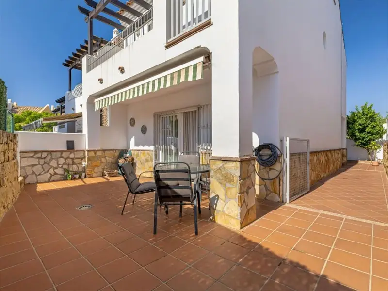 Casa Adosada en Venta Marbella: 3 Dormitorios, Piscina y Garaje