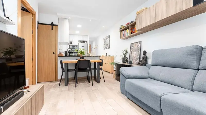 Piso en venta en Barcelona: 3 habitaciones, patio interior y zona privilegiada