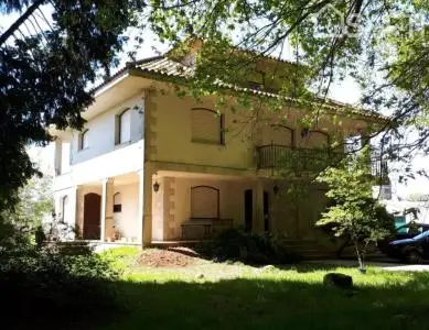 Chalet en Lalín 3 Plantas con Garaje y Chimenea