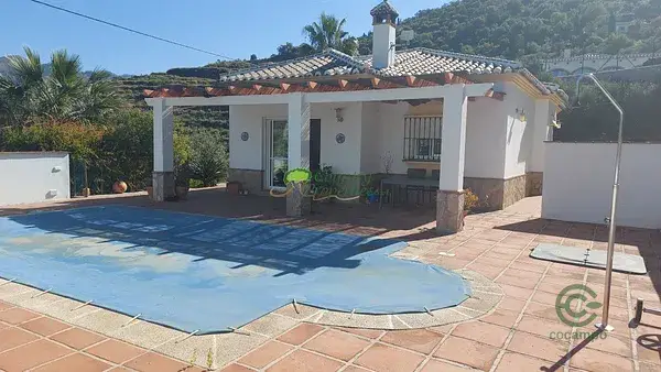 Villa en Torrox con Piscina Cubierta y Vistas al Mar