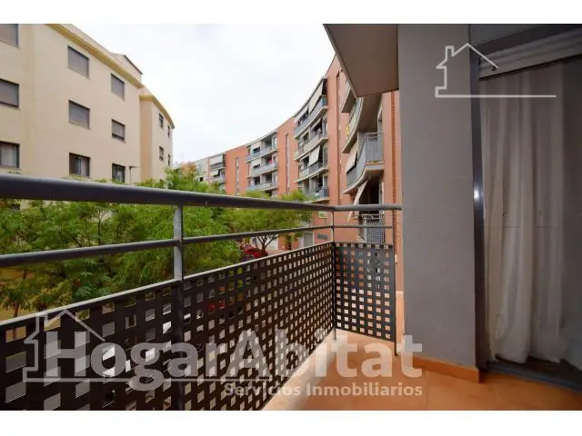 Seminuevo con Garaje Terraza y Piscina Cerca Universidad
