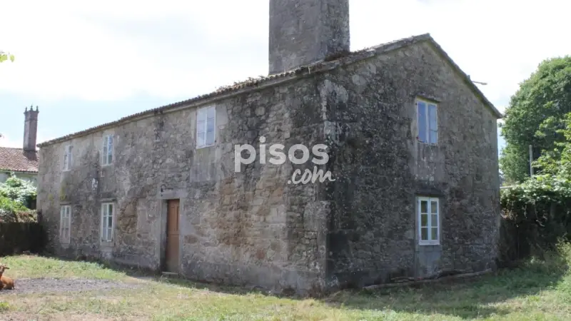 Casa Unifamiliar en A Estrada: Encanto Rústico con Finca Cerrada