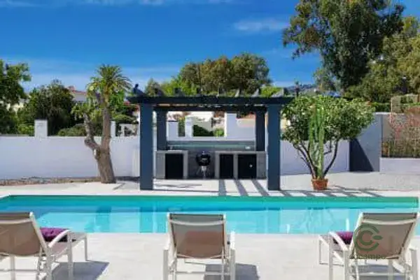 Chalet en Cadiz con Piscina Privada y Apartamento Independiente