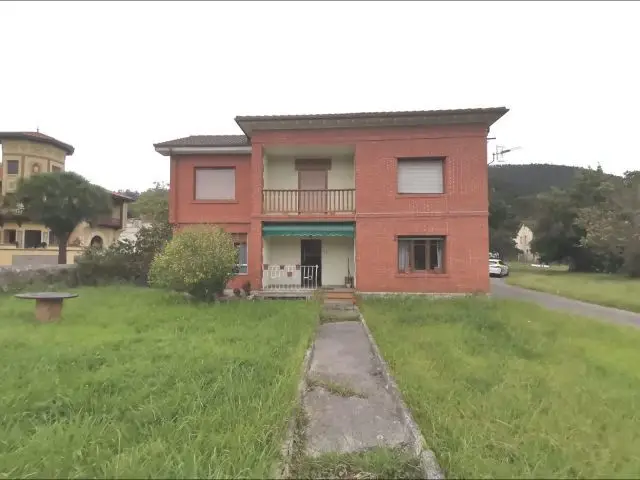 Casa Independiente con Gran Parcela Urbana y Edificaciones Adicionales
