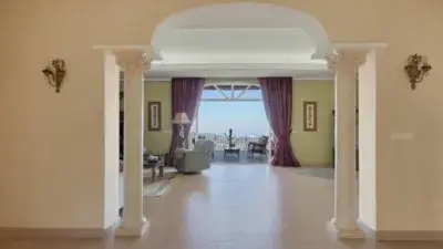 Chalet en Venta en Selwo con Vistas Panorámicas