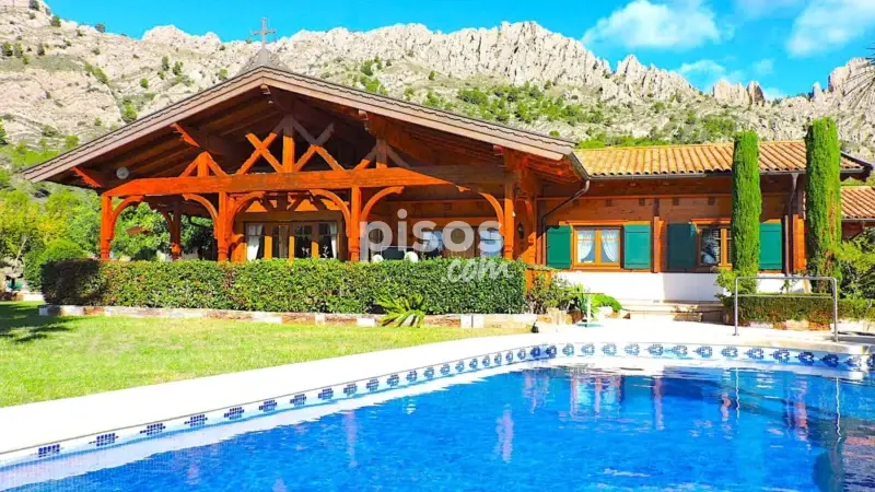 Chalet en Sierra de Finestrat con Piscina y Vistas al Mar