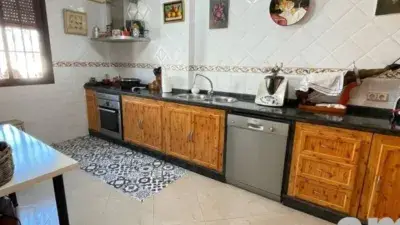 Casa en Venta en Ubrique: Amplia y Tranquila con Garaje y Terraza