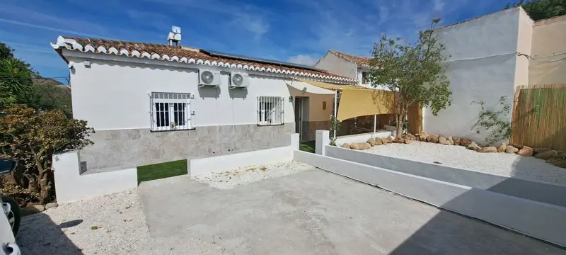 Casa en Alora con 2 Dormitorios, Jacuzzi y Paneles Solares