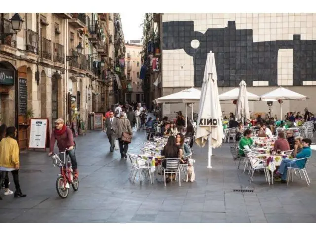 Piso con Encanto a Reformar en el Centro de Barcelona